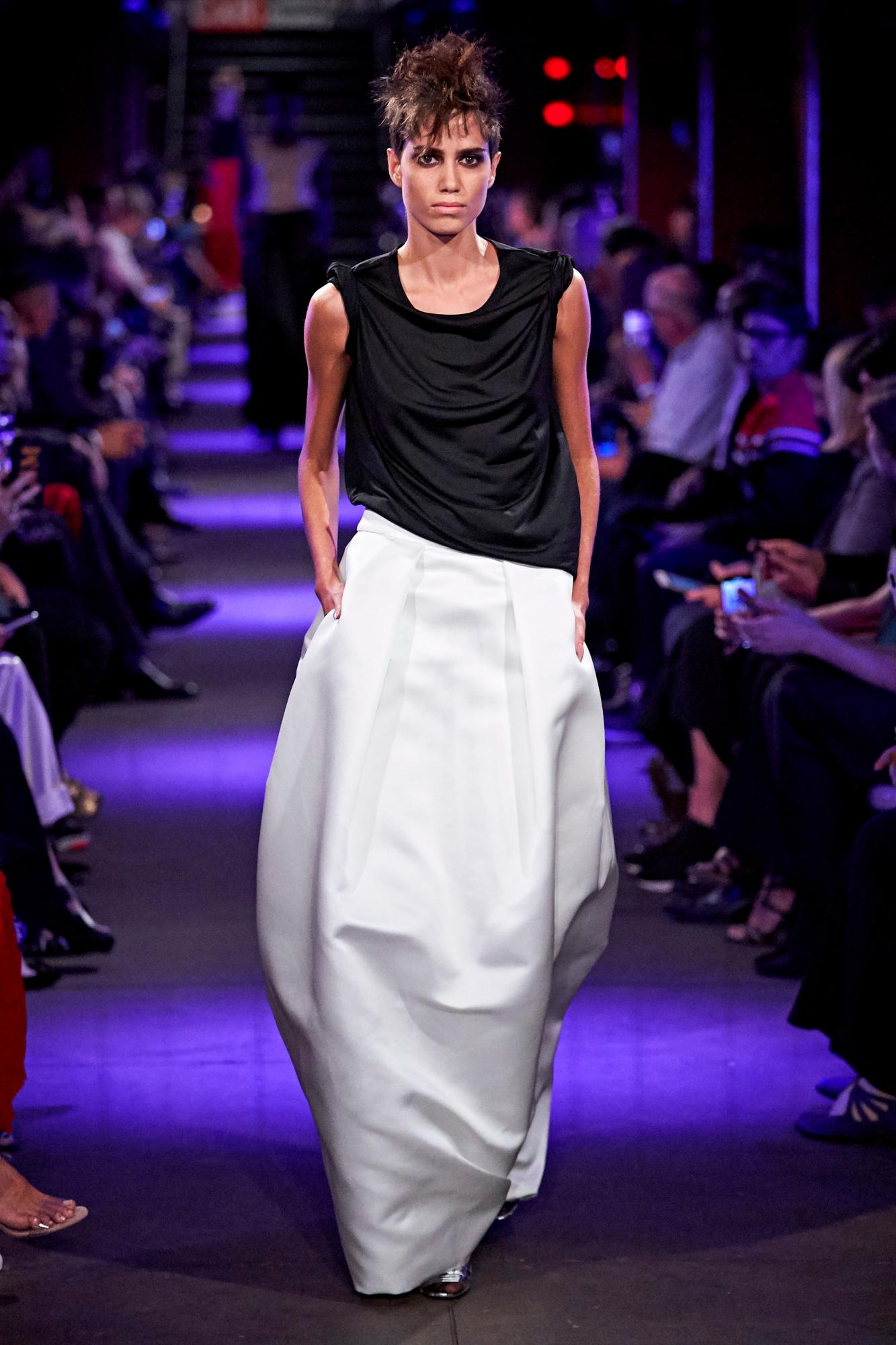 Anna Herrera en el desfile de Tom Ford para NYFW Spring 2020. 