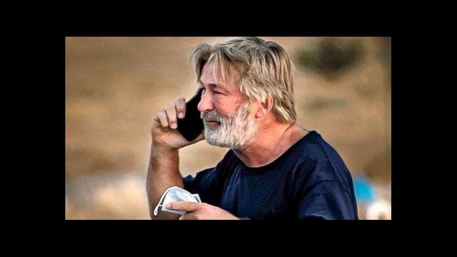 Piden prohibir armas de fuego en sets de cine tras tiroteo de Alec Baldwin