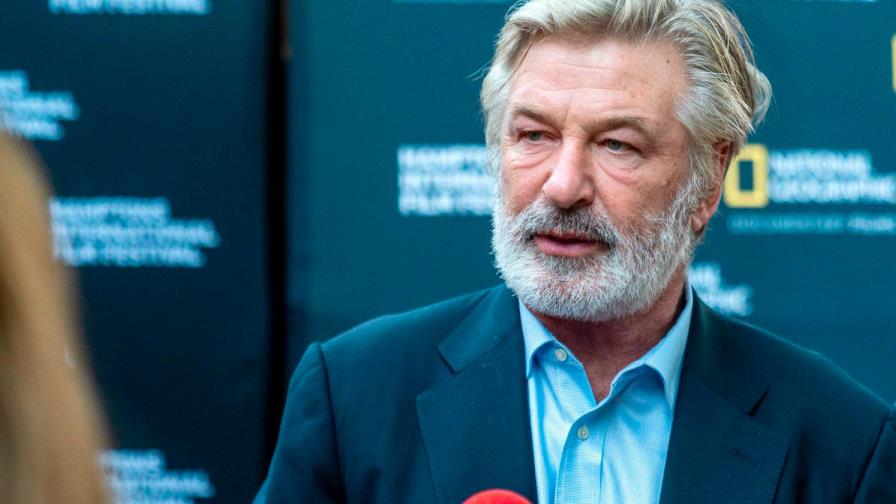 Alec Baldwin contrató a exfiscal federal para enfrentar demandas por tiroteo mortal