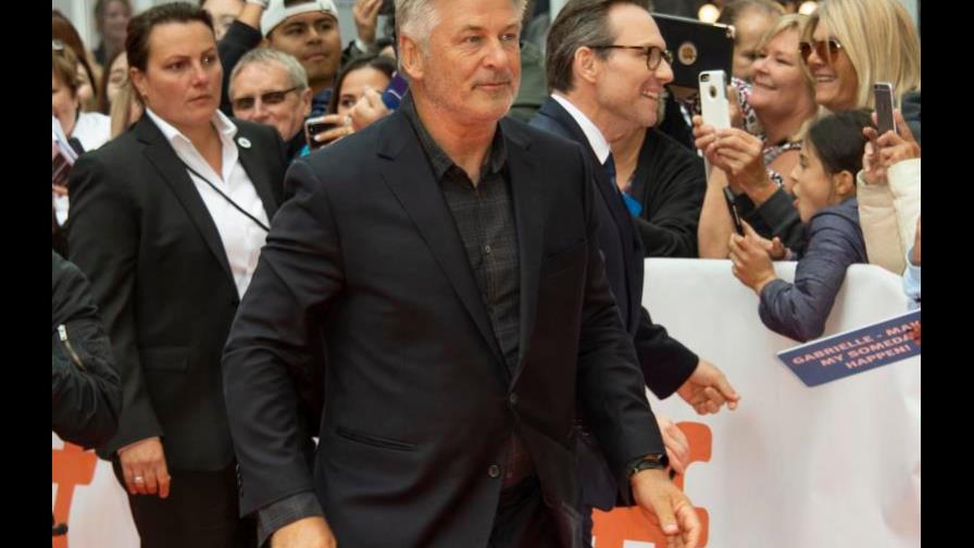 Alec Baldwin reclama la presencia de un policía en los rodajes tras incidente Alec Baldwin reclama la presencia de un policía en los rodajes tras incidente