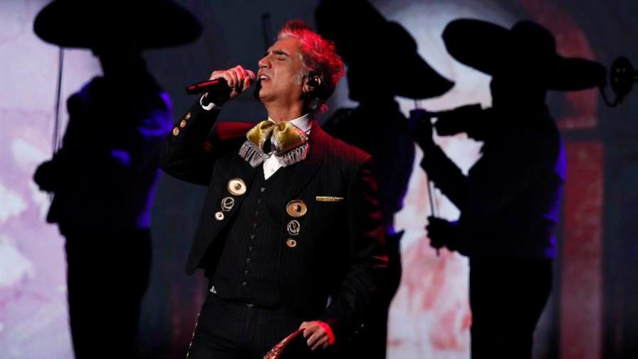 Vicente, Alejandro y Alex Fernández se reúnen y emocionan en los Latin Grammy