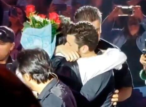 VIDEO | El largo abrazo que Alejandro Fernández le dio a un joven que le llevó un ramo de rosas