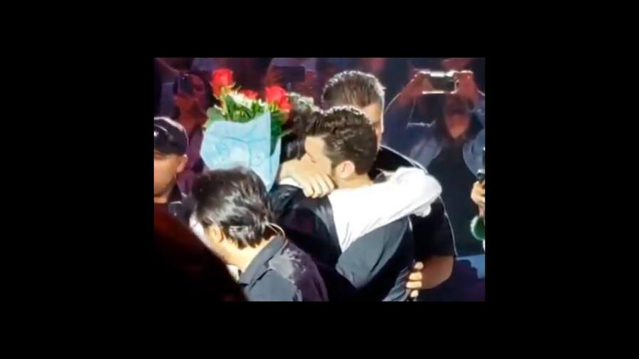 VIDEO | El largo abrazo que Alejandro Fernández le dio a un joven que le llevó un ramo de rosas