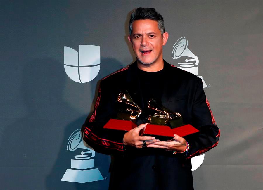 Alejandro Sanz posa con su Latin Grammy