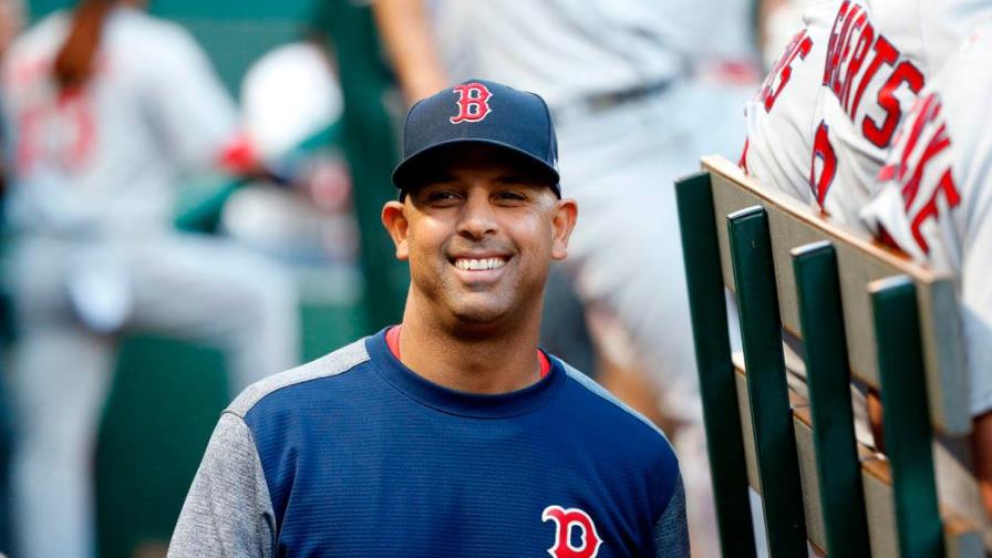 Alex Cora vuelve a Medias Rojas tras suspensión por robo de señas