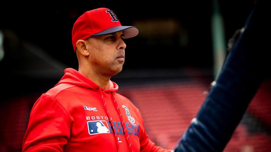 Alex Cora en el centro del huracán por el escándalo del robo de señas en Grandes Ligas