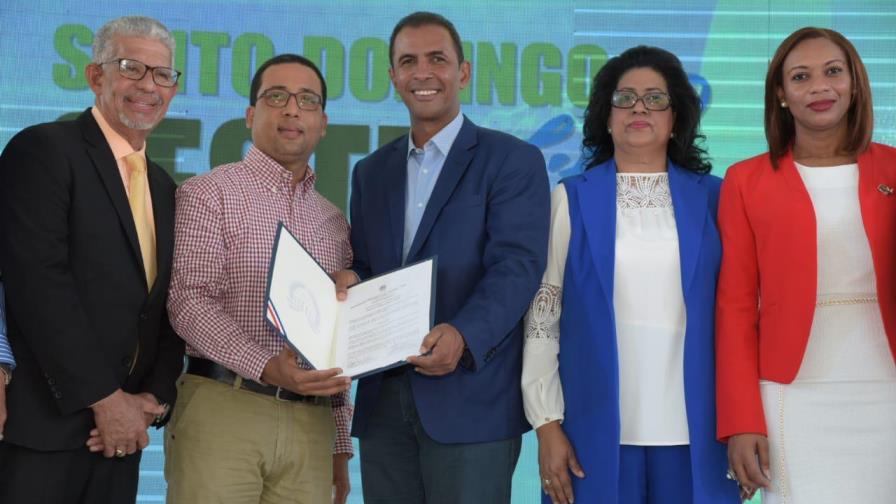 Declaran a Santo Domingo Oeste libre de analfabetismo 