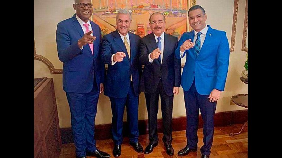 El Cañero anuncia su apoyo al candidato a alcalde del PLD delante de Danilo y Gonzalo