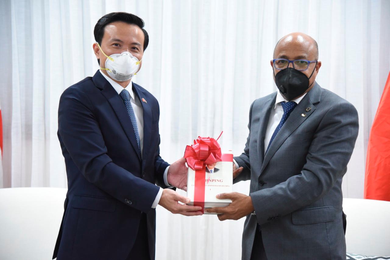 El embajador donó a la Cámara Baja más de 42 mil mascarillas para combatir el COVID-19