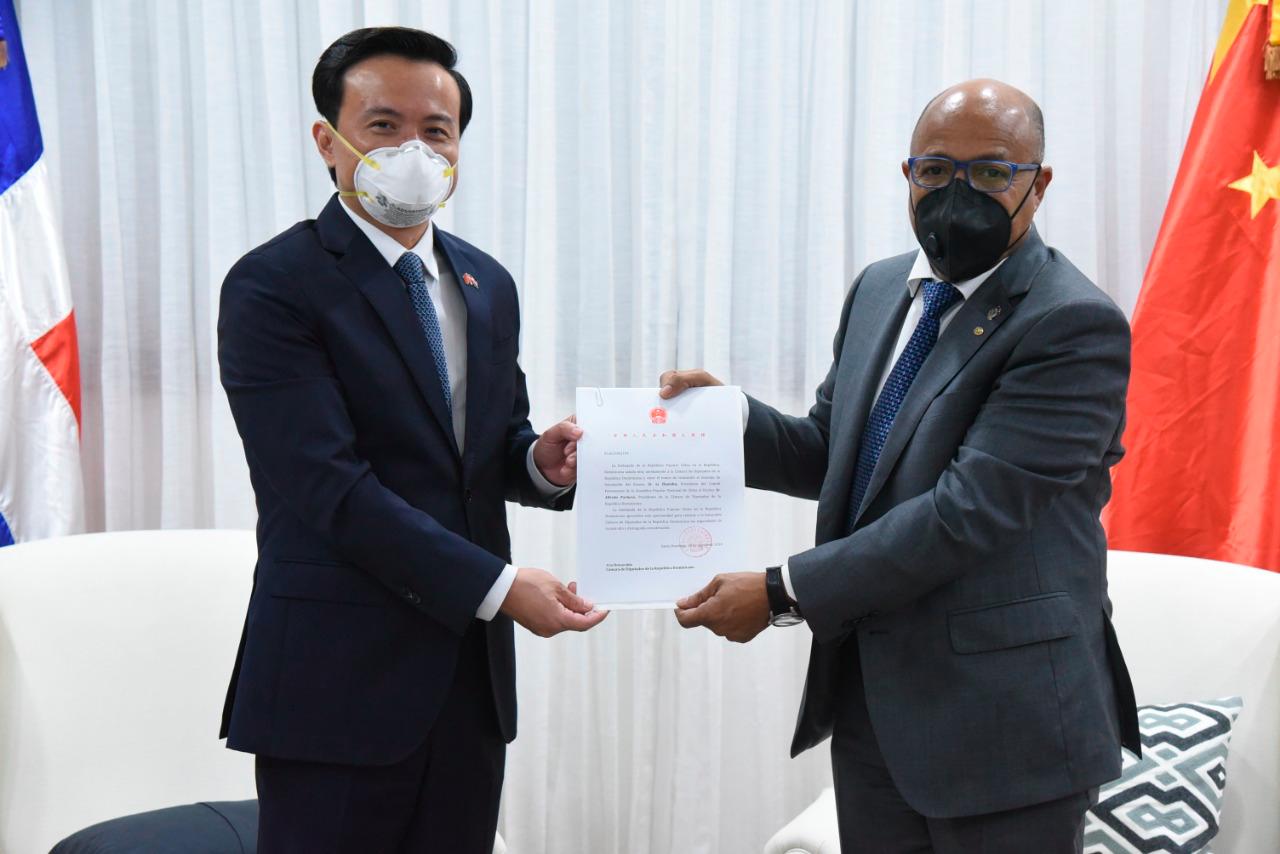 Zhang Run transmitió la carta de felicitación del presidente del Comité Permanente de la Asamblea Popular Nacional de China, Li Zhanshu, a su contraparte dominicano Alfredo Pacheco Osoria.