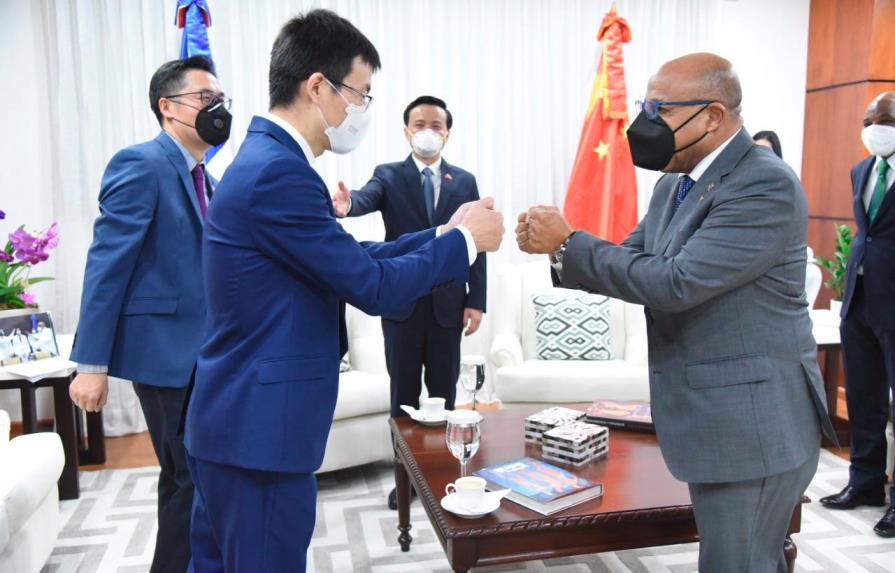Alfredo Pacheco recibe visita del embajador de China en el país