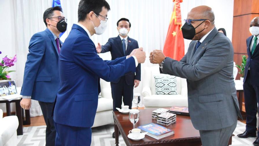 Alfredo Pacheco recibe visita del embajador de China en el país Alfredo Pacheco recibe visita del embajador de China en el país