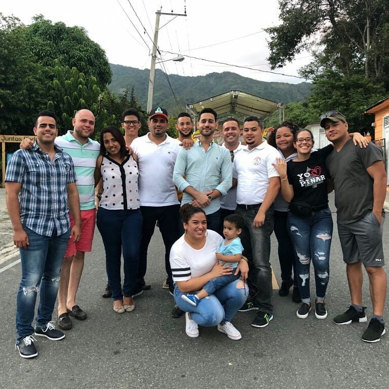 Algunos miembros del comité organizador junto a comunitarios de El Pinar