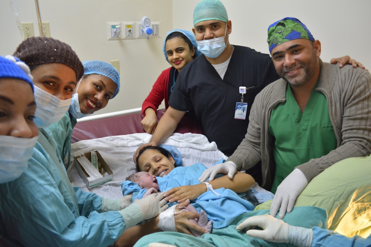 Médicos y demás participantes en el parto de Yeraldín Girón, en el materno infantil Reynaldo Almánzar(Fuente externa)