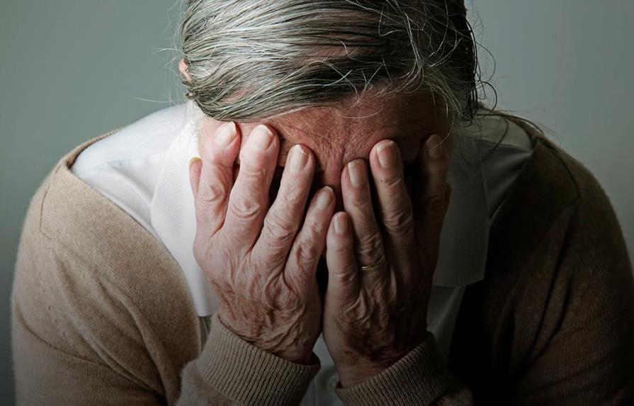 Los cuidadores de Alzheimer  y su lucha por mantener a los suyos con los pies en la tierra