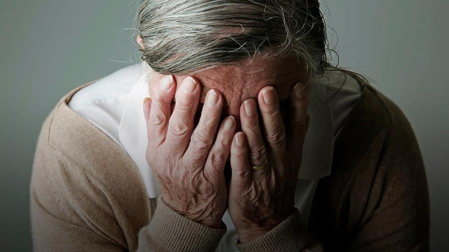 Los cuidadores de Alzheimer  y su lucha por mantener a los suyos con los pies en la tierra