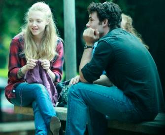 Amada Seyfried lleva sus agujas y lana a cualquier parte del mundo donde va.