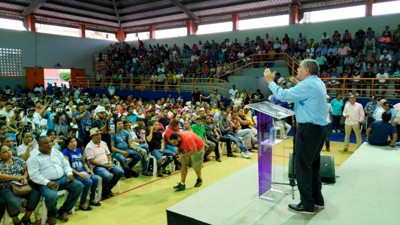 Carlos Amarante en un acto en Moca.