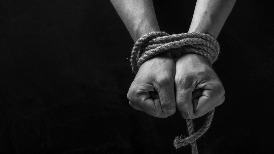 Asaltan, golpean y dejan amarrados a empleados de una empresa en Santiago