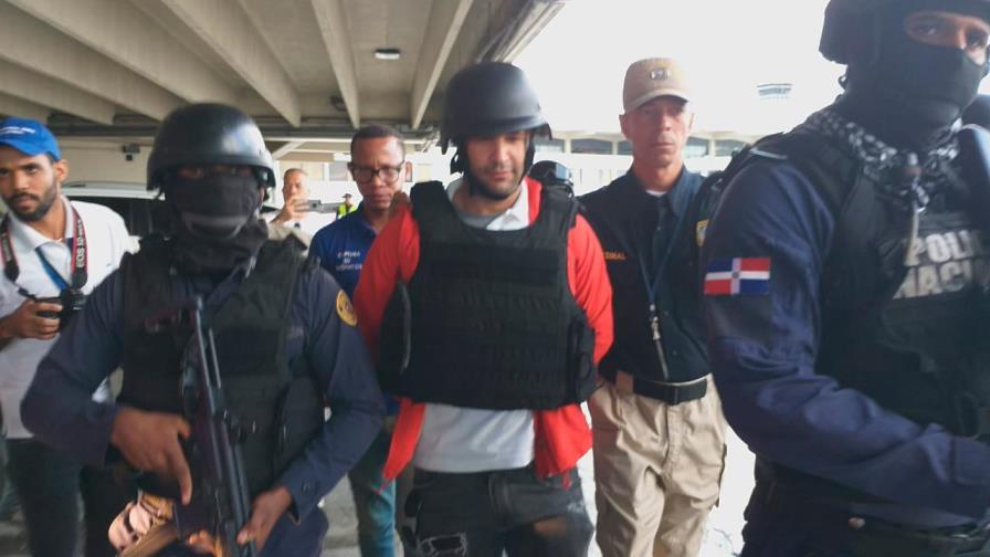 Fuertemente custodiado trasladan a Santiago a Ambiorix Nepomuceno 