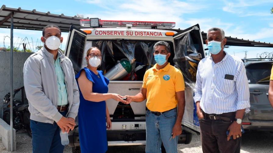 SNS entrega ambulancia a hospital de Pedernales para traslado de pacientes COVID-19 SNS entrega ambulancia a hospital de Pedernales para traslado de pacientes COVID-19