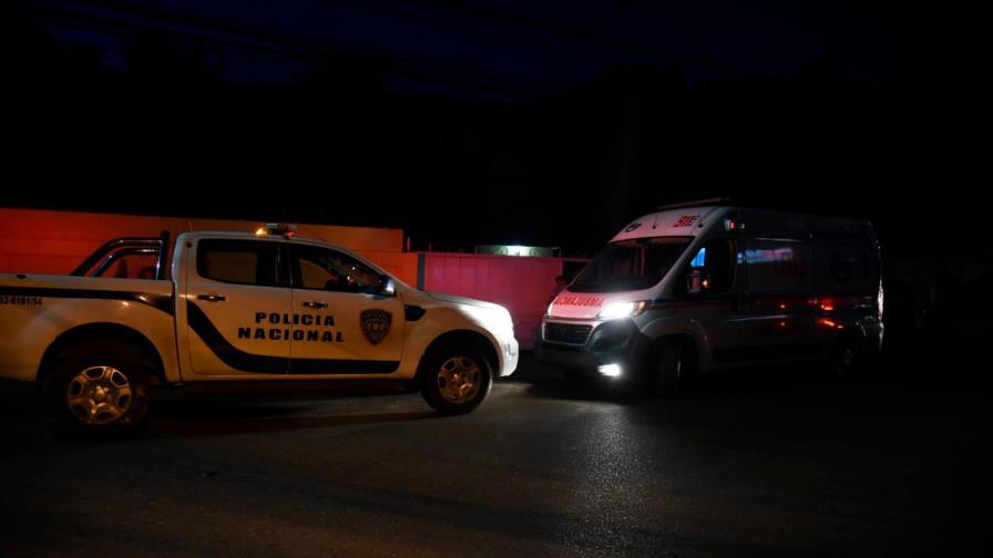 Colocan una ambulancia en un centro de votación en Santiago