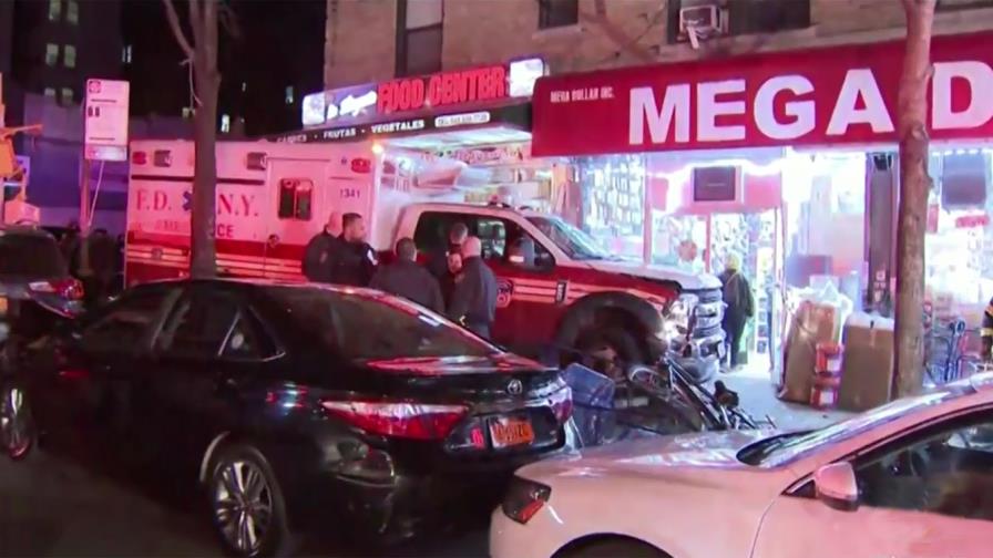 Cuatro heridos al estrellarse ambulancia contra bodega dominicana en Manhattan