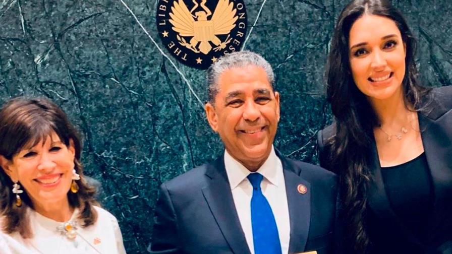 Congresista Adriano Espaillat reconoce a Amelia Vega Congresista Adriano Espaillat reconoce a Amelia Vega