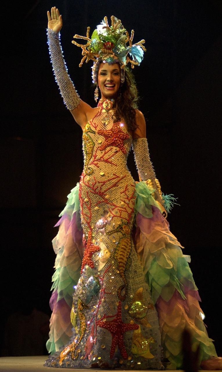 La modelo dominicana desfilando el traje típico en Miss Universo 2003, ganando también en esa categoría. Foto: AP