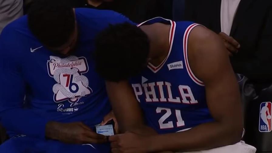 Amir Johnson es sancionado por los 76ers por revisar teléfono en medio del juego