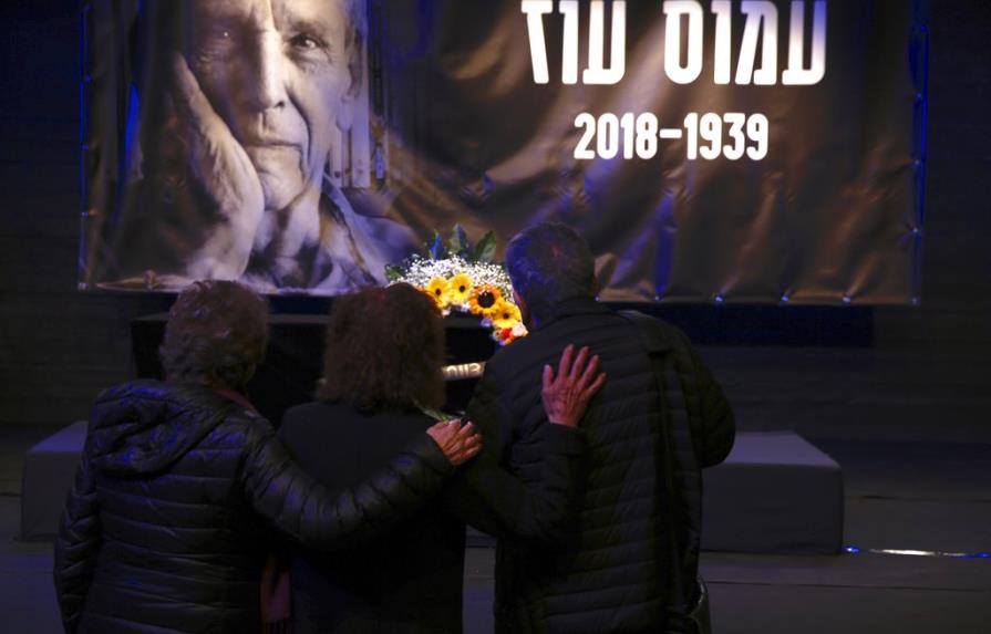 Israel dice adiós a renombrado escritor y activista Amos Oz