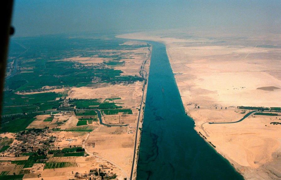 Un buque encallado en canal de Suez es reflotado sin interrumpir el tránsito