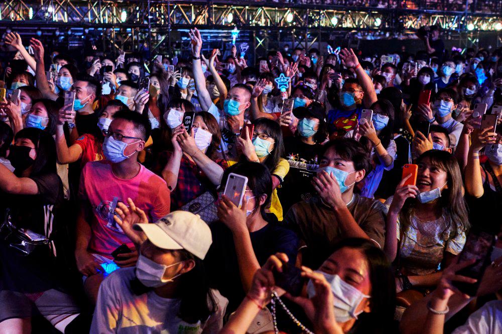 Después de las estaciones de control de temperatura, los fanáticos fueron conducidos hacia mesas llenas de cajas de máscaras médicas rosas y toallitas con alcohol cuadradas. Los organizadores habían encargado más de 40,000 máscaras para cubrir los cuatro espectáculos: dos en Taipei el 8 y 9 de agosto, y dos en Kaohsiung el 5 y 6 de septiembre.