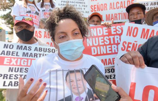 Decenas de trabajadores reclaman sus prestaciones frente a la Alcaldía de Santiago