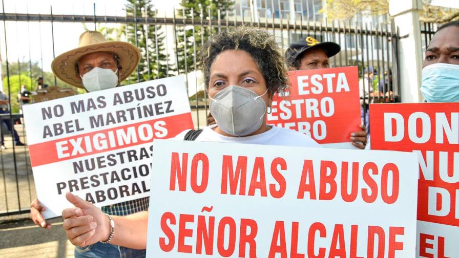 Exempleados reclaman sus prestaciones frente a la Alcaldía de Santiago