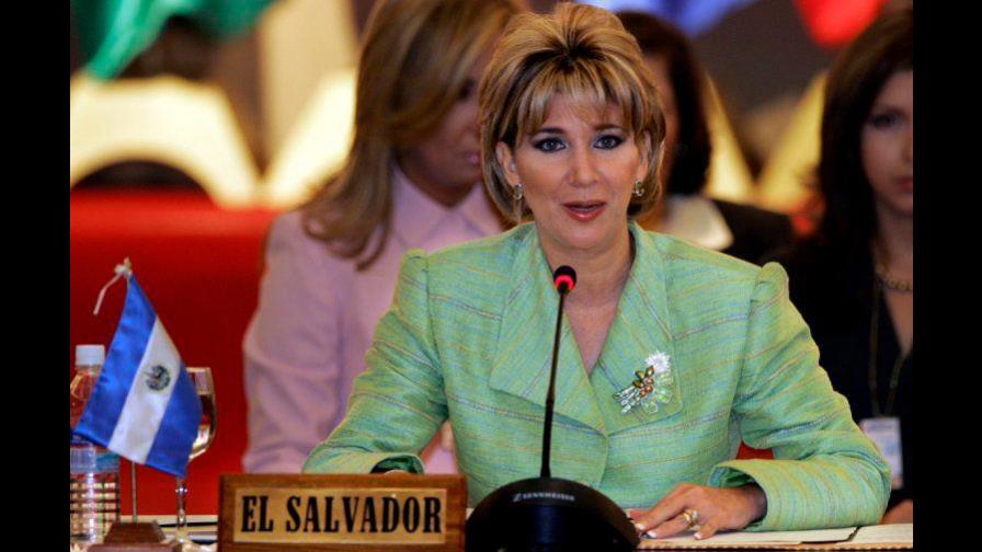 Ex primera dama salvadoreña condenada por corrupción pide beneficio judicial