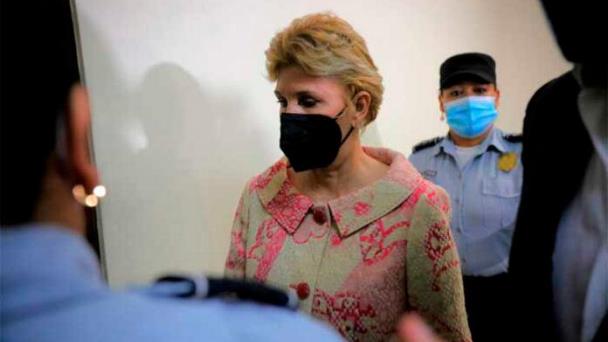 Condenan a 10 años de cárcel a la esposa del expresidente Saca en El Salvador