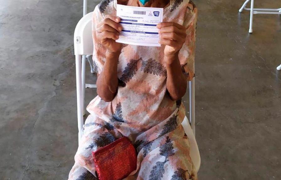 Anciana de 121 años es vacunada contra el COVID-19 en Puerto Plata