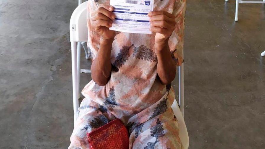 Anciana de 121 años es vacunada contra el COVID-19 en Puerto Plata