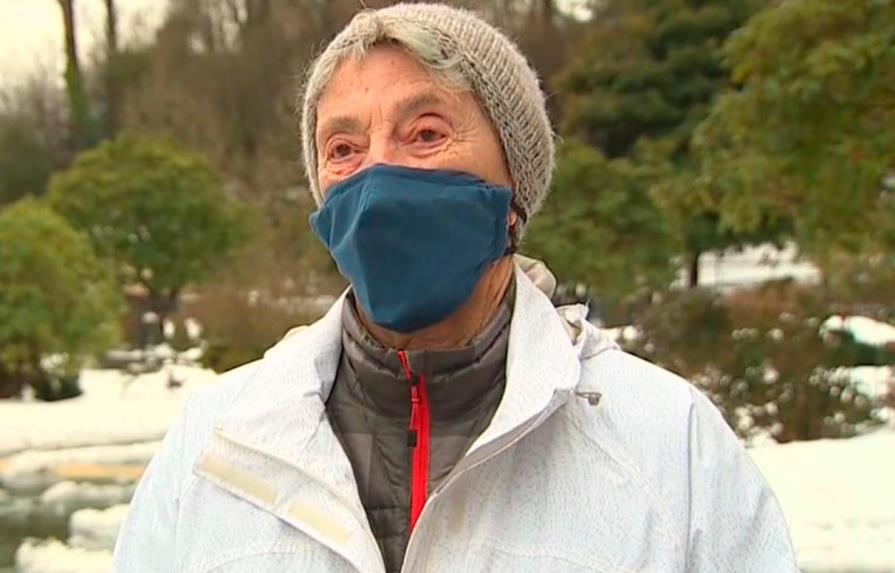 Anciana camina millas en la nieve para vacunarse en Seattle, Estados Unidos