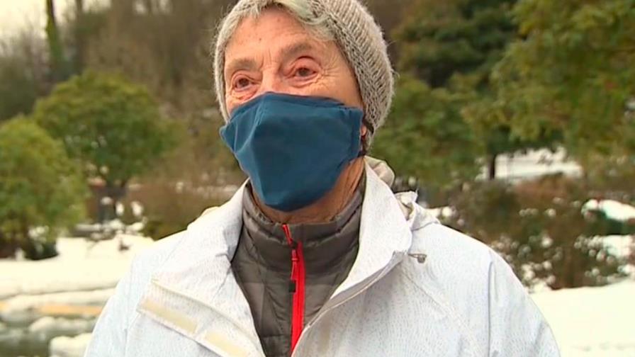 Anciana camina millas en la nieve para vacunarse en Seattle, Estados Unidos