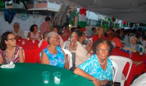 Envejecientes celebran aguinaldo navide&ntilde;o
