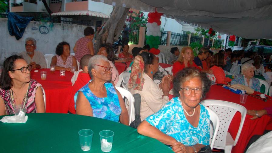 Envejecientes celebran aguinaldo navideño