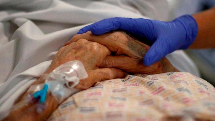 Mueren 15 ancianos tras brote de covid en residencia de Uruguay
