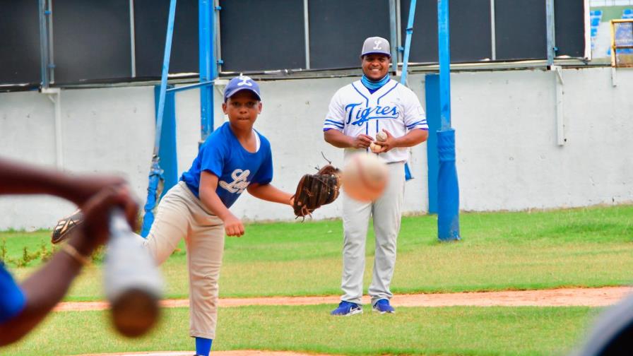 Anderson Hernández  se une a la Academia Infantil del Licey