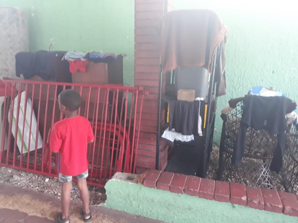 Los trastos de Andrea Jiménez Archibó, de 59 años, en el local que se alojó por dos meses.