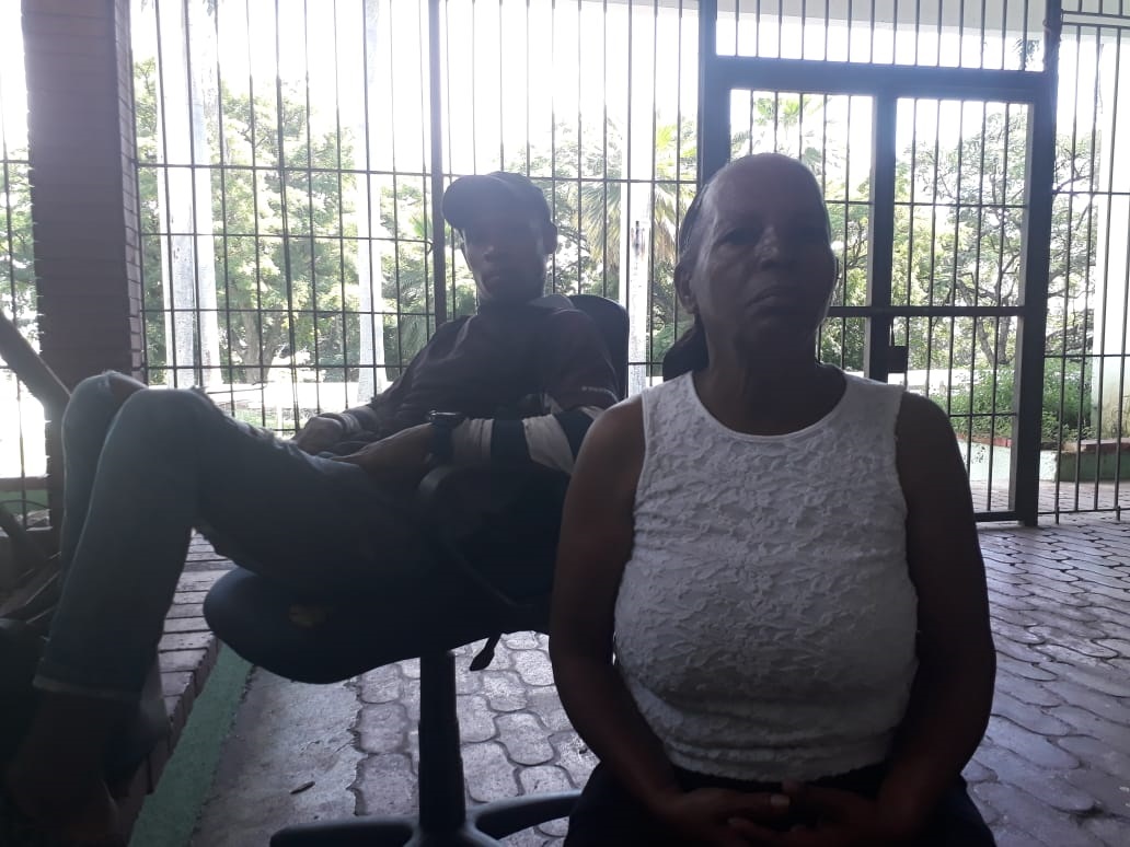 La señora Andrea Jiménez Archibó, de 59 años, en un local en donde se alojó por dos meses hasta que pudiera encontrara una casa por el precio que le pagó el Gobierno por la suya, pero finalmente tuvo que alquilar. A su espalda, su hijo menor que se dedica al motoconcho.