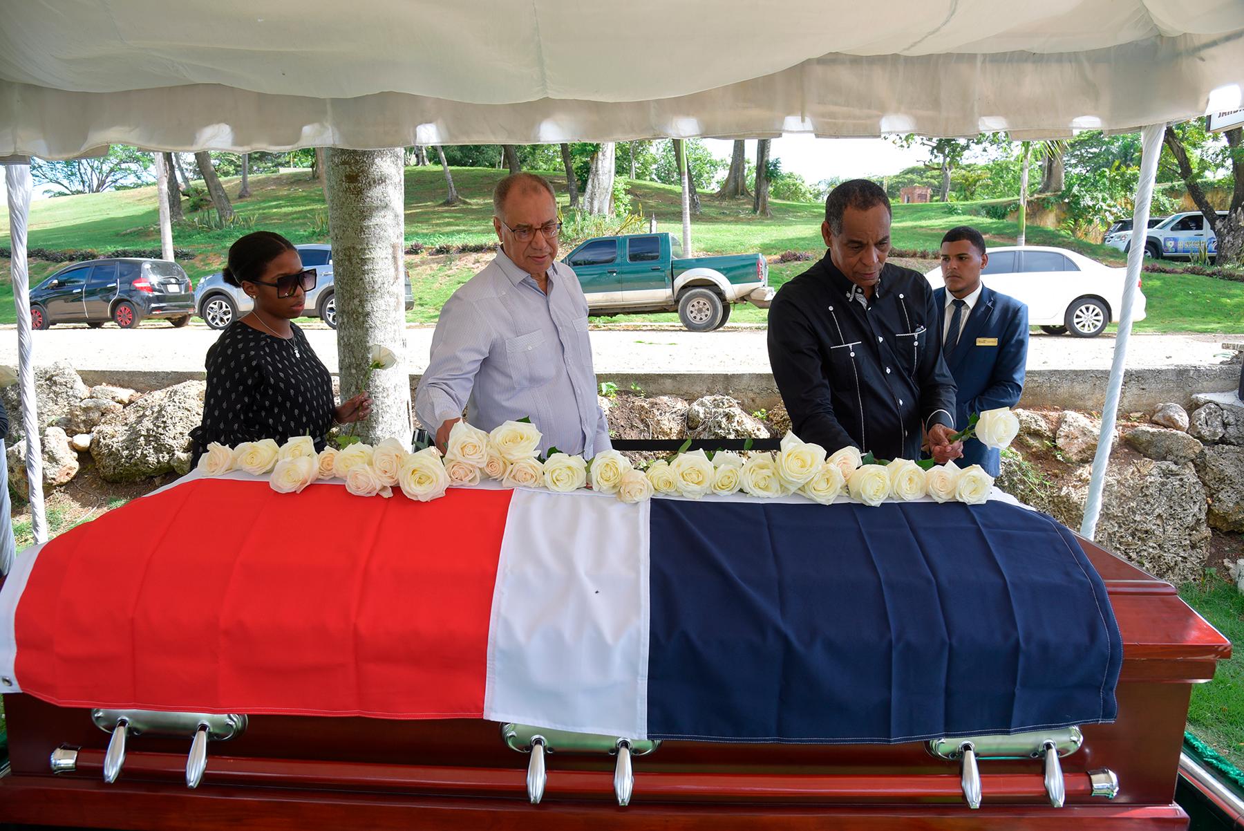 El periodista Rolando Guante, a la derecha y el empresario deportivo, Andrés van der Horst al pasar por el sarcófago de Antonio Sibilio sepultado la tarde del martes 13 de agosto de 2019 en el Cementerio Jarín Memorial.