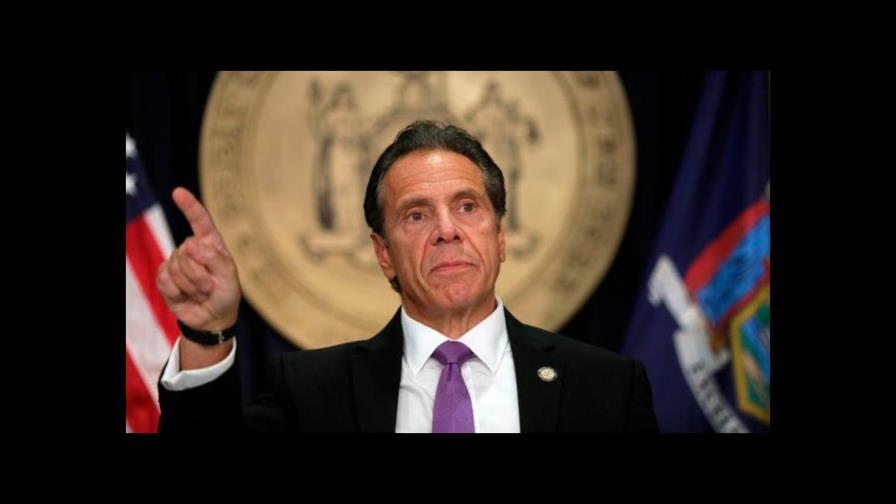 Gobernador de NY Andrew Cuomo no parece ceder a peticiones de renuncia