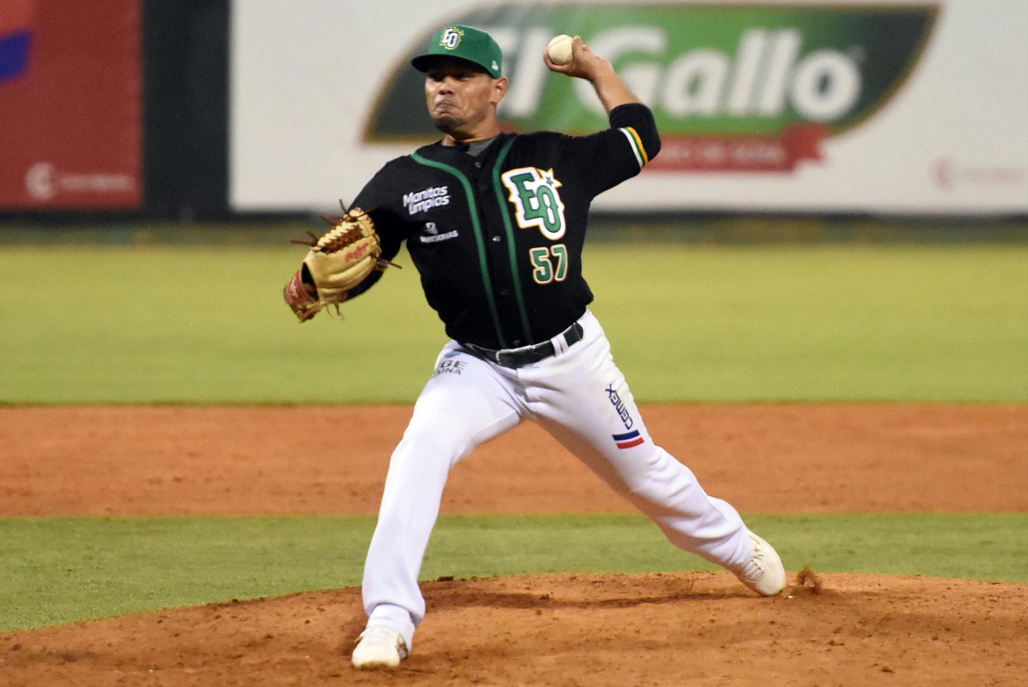 El zurdo Andy Otero sube al montículo frente a las Águilas Cibaeñas, el 25 de noviembre del 2021. (Prensa-EO/Alberto Calvo)